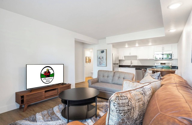 Walk to Branson Landing Kayak from the Creek Updated Cozy Retreat Sm Dog- Friendly