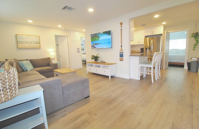 Walk to Downtown - Pet Friendly - Close to Beaches!