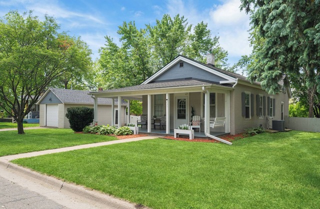 Walk to Downtown Prescott Shops, Dining and Riverfront at Cardinal Cottage