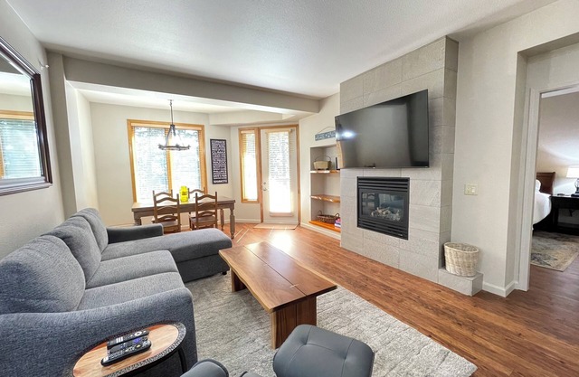 Walk to Eagle/cozy slopeside stay/lg. deck with golf course view and BBQ