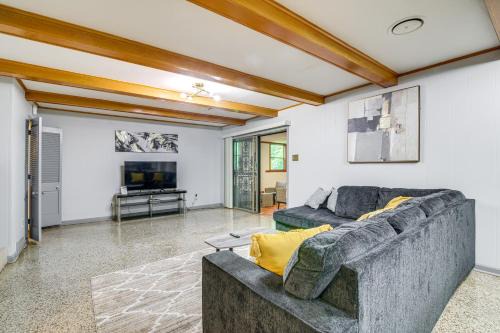 Walk to Graceland Spacious Memphis Home!