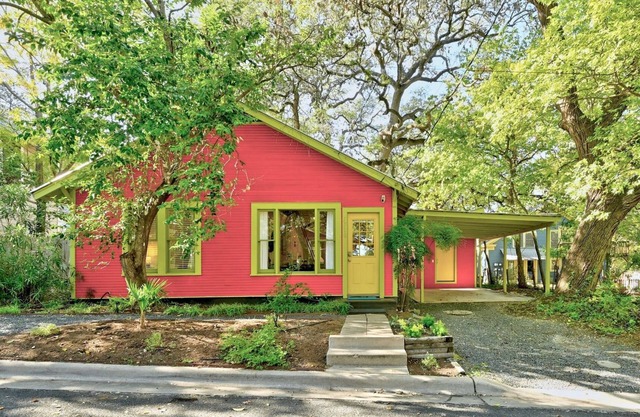Walk to it all! ~ Historic Bungalow with Fenced Yard ~ Fast Wifi