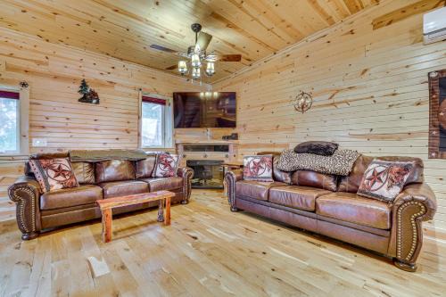 Walk to Lake and Dining Couples Cottage in Pepin