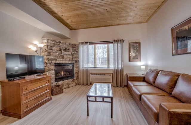 Walk to lifts, breathtaking views, gas fireplace
