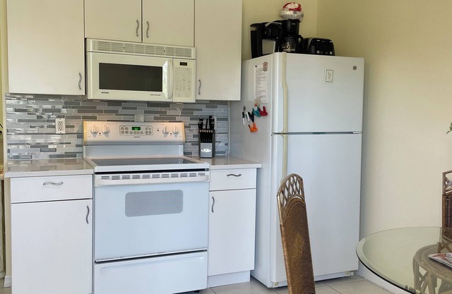 Walk to Nokomis Beach 1-bedroom apartment with AC