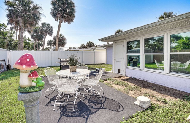 Walk to Ocean: Cozy Home w/Yard in Ormond Beach!