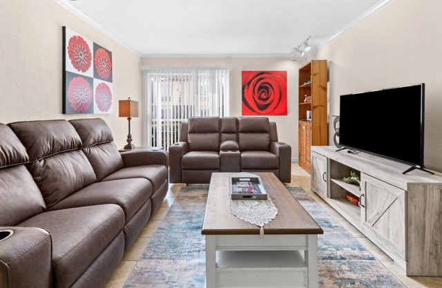 Walk to Shands/UF - Budget 2 Bedroom Condo, Pool!