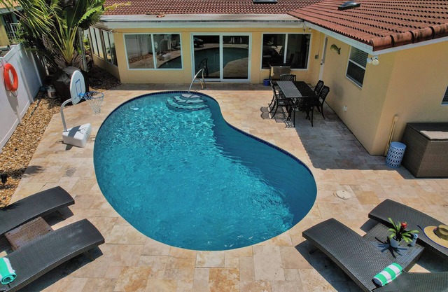 Walk to the beach! Tiki Hut, Waterfront, Heated Pool, kayaks, bicycles, arcade!