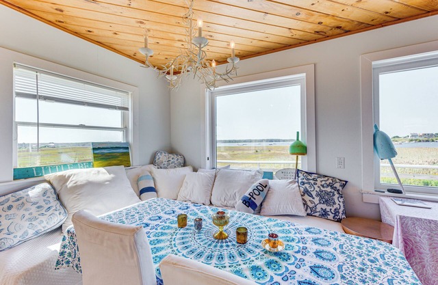 Walk to the Beach: Pet-Friendly Gem in Biddeford!