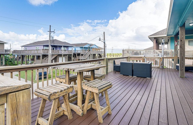 Walk to the Ocean: Family Retreat in Crystal Beach