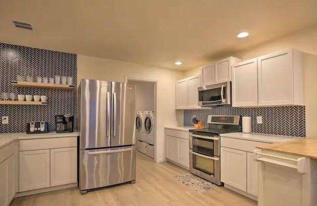 Walk to TX State! 5 BR/3 bath, 2 kings/3 queen