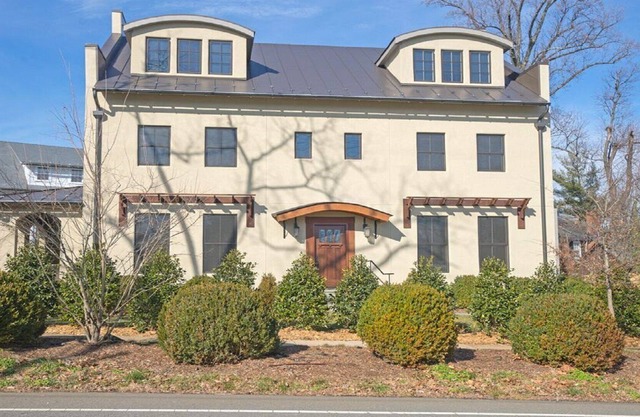 Walk To UVA: Gorgeous 'Old World' 5 BR Luxury Rugby Rd home -6200 fsf.
