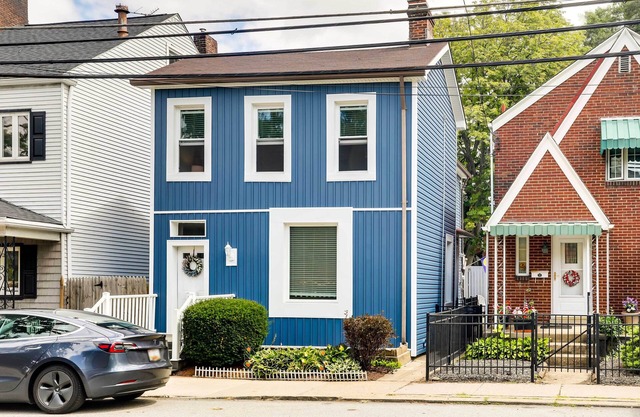 Walk to Walnut St: Pet-Friendly Pittsburgh Home!