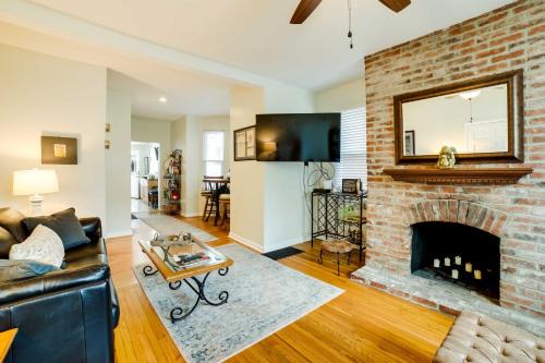 Walk to Walnut St Shadyside House with Deck