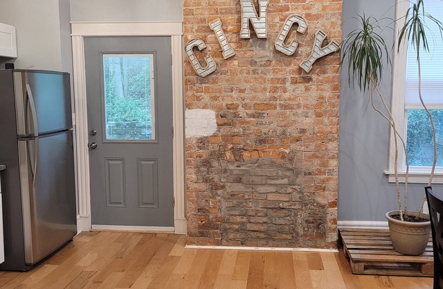 Walk to Zoo, UC, Short Vine entertainment, and hospitals. Close to everything