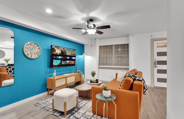 Walkable 1st-Floor Austin Stay – King Bed, Pet Friendly, Free Parking, Sleeps 10