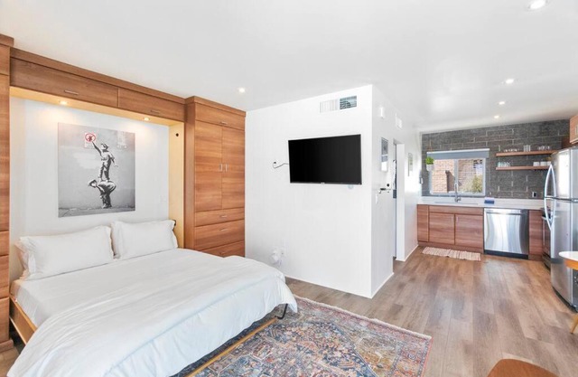 Walkable DTPH Studio w/Pool and Parking