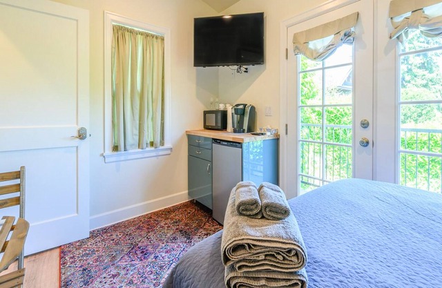 Walkable ground-floor studio with convenient kitchenette, partial AC & WiFi