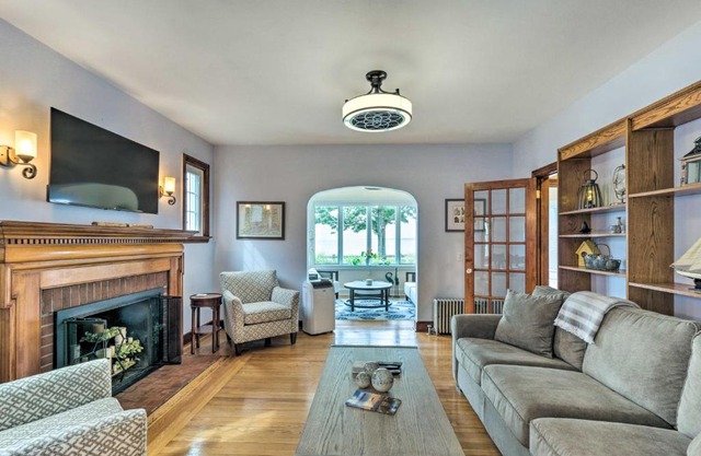 Walkable New Haven Retreat with Ocean Views!