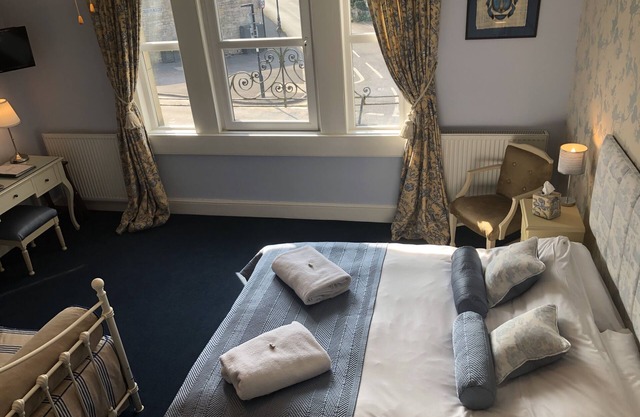 Walking distance to city, free wifi, parking, all en suite, fabulous lounge