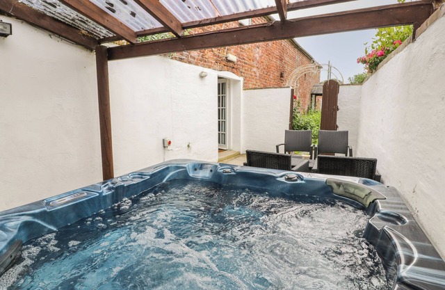 WALLED GARDEN COTTAGE, pet friendly, with hot tub in Denbigh