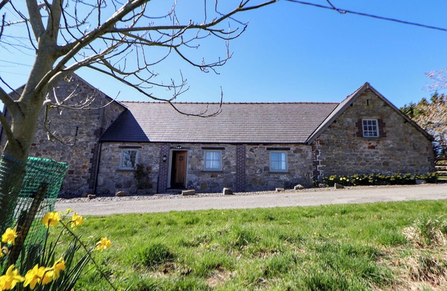 WALNUT COTTAGE, family friendly, character holiday cottage in Halkyn