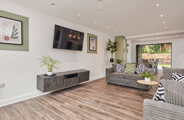 Walsall Spacious 4-bed Haven with large parking & garden, near M6 & city centre