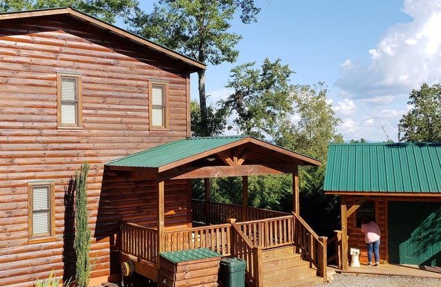 Wanderlust! Cozy 2-bedroom cabin with Mountain Views in lovely Murphy with WiFi