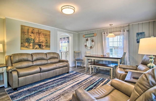 Wareham Cottage w/Deck, Walk to Swift's Beach