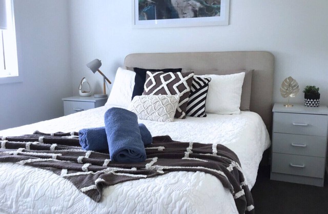 Warilla · Beach Retreat - Bright and Airy Townhouse
