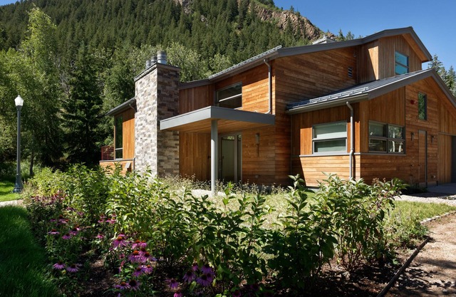 Warm and Inviting Swiss Chalet Awaits...