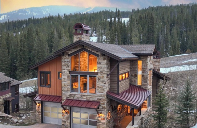Warming Hut: True Ski-in/Out, Hot Tub, Video Wall, Pool Table, Shuttle