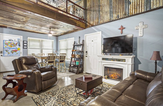 Water front 2 bedroom with a bath, kitchen w/loft over looking the Brazos river