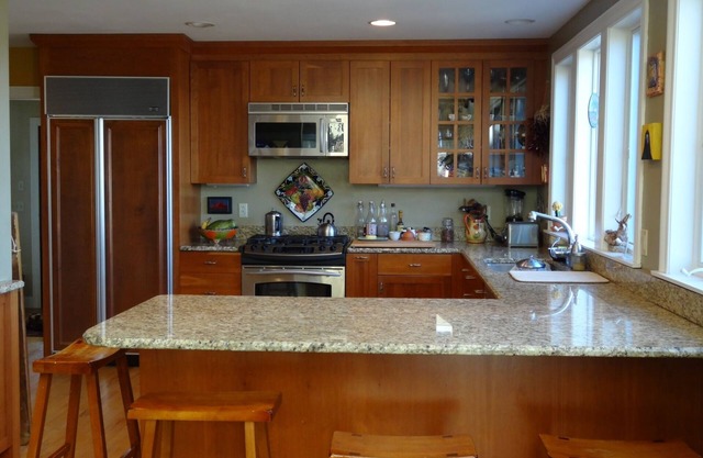 Water Front! Family Friendly! Walk to town! Sleeps 6