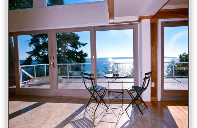 Water Front Spacious Home with a View - Vacation in Paradise!