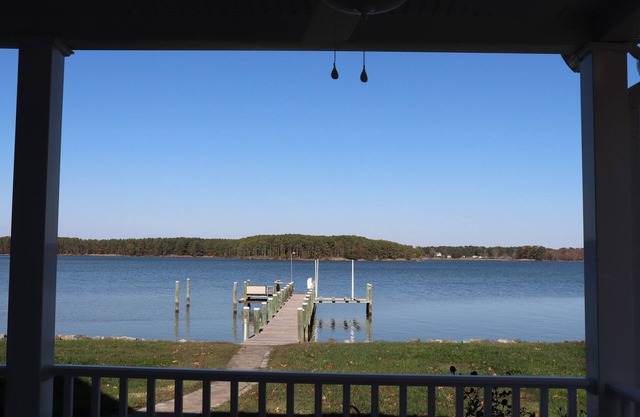 WATERFRONT 3000 SQFT HOME W/PIER, WRAP PORCH, KAYAK, PADDLE BOARD, FIRE PIT