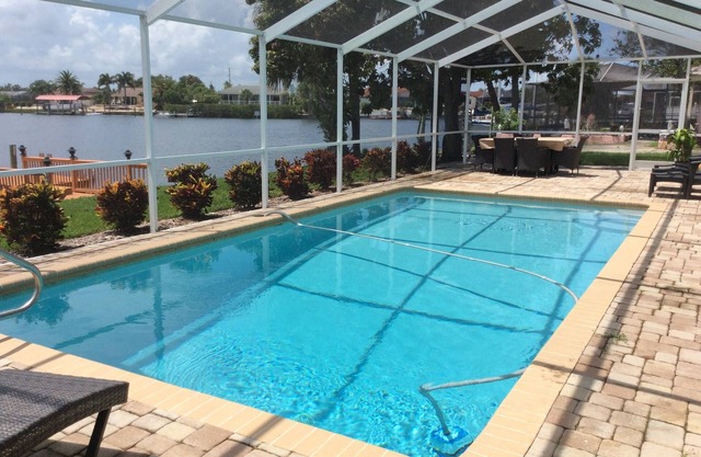 Waterfront 3BR in Apollo Beach — Private Solar Pool, Dock & Boat Lift
