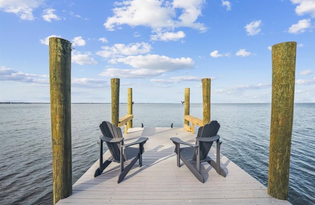 Waterfront- 5-bedroom house with dock in charming North Beach