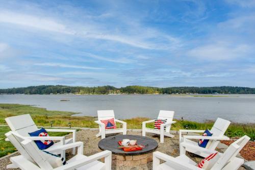 Waterfront Allyn Home with Fire Pit and 2 Kayaks!