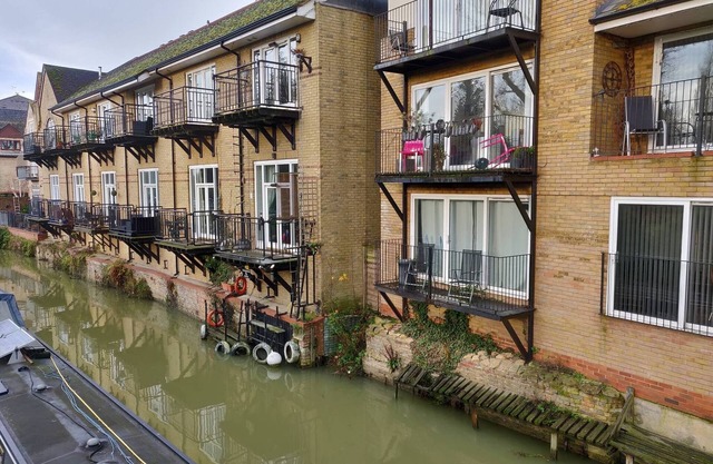 Waterfront Apartment In The Heart Of St Neots