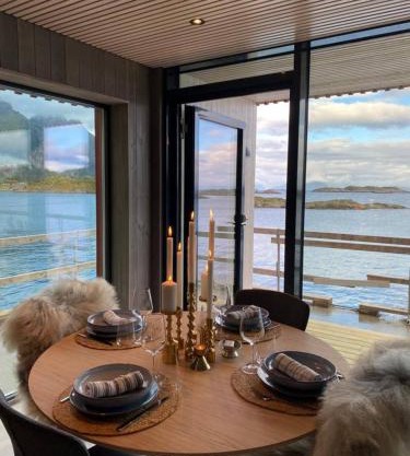 Waterfront apartment with panoramic sea view