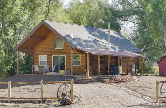 Waterfront Cabin w/ Bighorn Mountain Views!