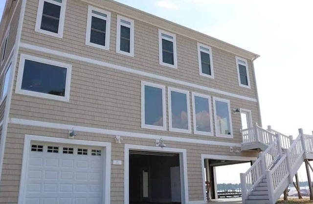 Waterfront Cottage!! Awesome Views of White Lake!!! This 4-bedroom home has all the features you would expect in a luxury waterfront cottage, and this location puts you a very short walk to Goldston's Beach Pavilion.