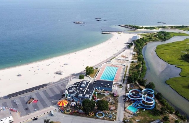 Waterfront Cottage within walking distance to the Beach. A dog-friendly property