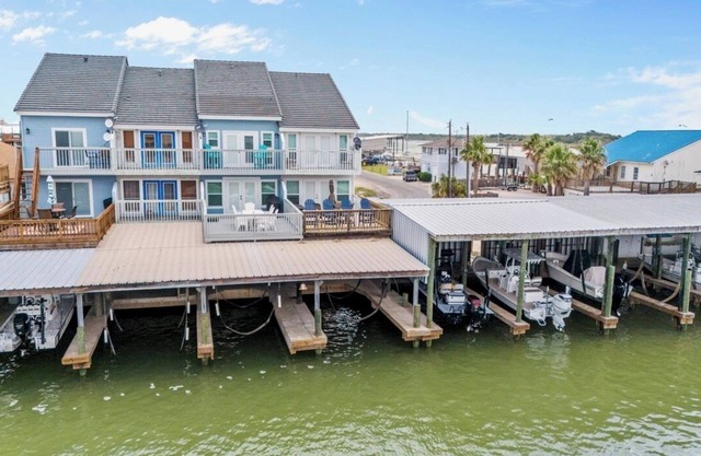 WATERFRONT Dockside close to ICW