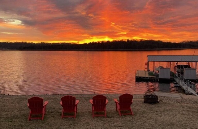 Waterfront, Easy Slope Lake Access, Dog Friendly, HOT TUB, lots of activities