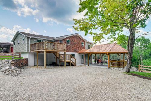 Waterfront Escape in Cub Run with Deck and Hot Tub!