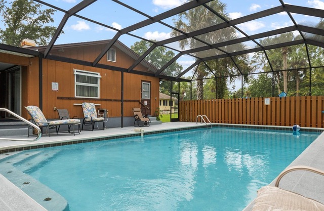 Waterfront family house on Homosassa River canal with Pool and dock!