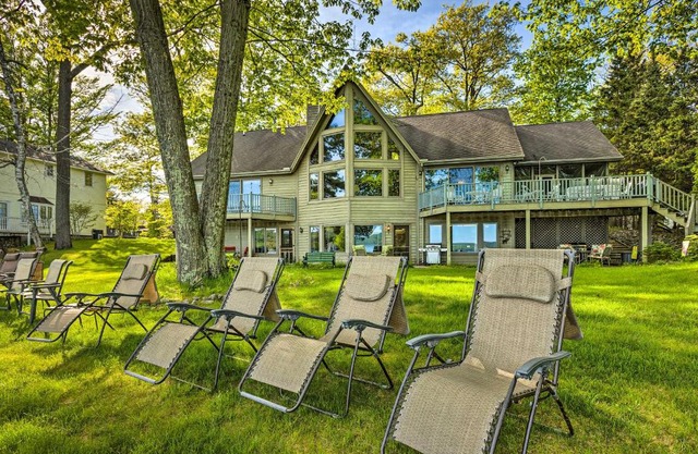 Waterfront Glenn Lake Condo Gas Grill and Views