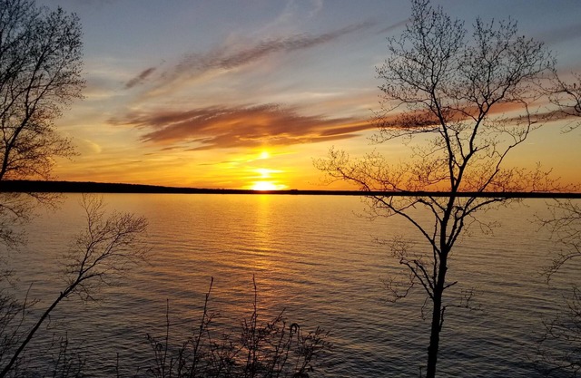 Waterfront guesthouse at cliff's edge of Lake Superior's South Shore, Sky Fire.